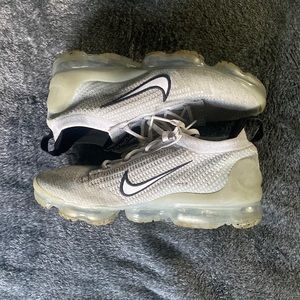 Slightly uses vapor max size 9.0 US mens.Originally bought for 209$.